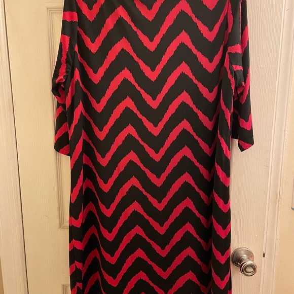 Red and black pattered 2X midi dress - Picture 3 of 3